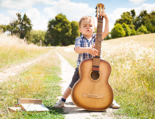 Kinder lernen Gitarre – Warum dein Kind vom Gitarre lernen profitieren wird